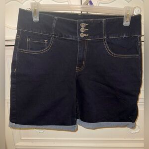 Women’s mid rise shorts